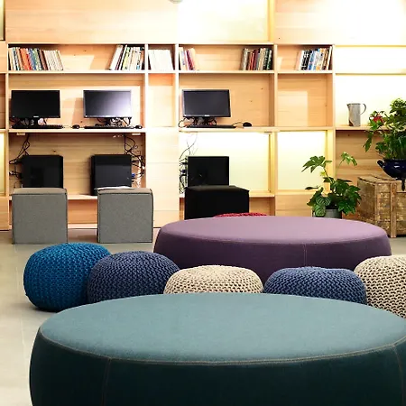 بيت شباب Maverick Soho *